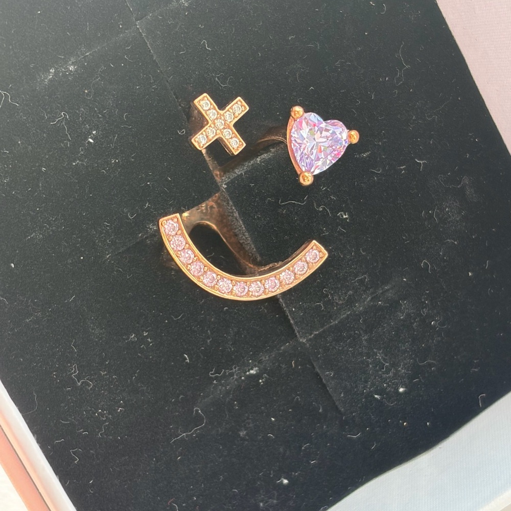 Moving Sale 🌟 X HEART STONE SMILE PAVE RING